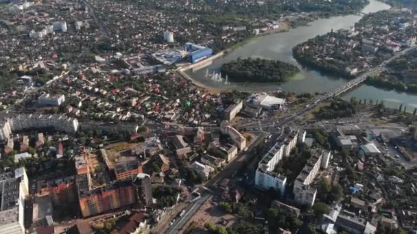 Drone Volando Sobre Una Ciudad Europa Del Este Con Río — Vídeos de Stock