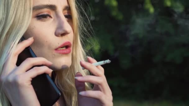 Bella ragazza caucasica ha brutte notizie al telefono. Nervoso e fumo 2 — Video Stock