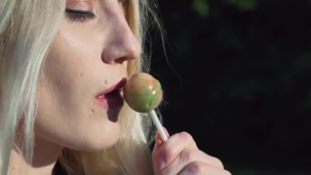 Krásná Kavkazská dívka olizuje Candy zavřít — Stock video