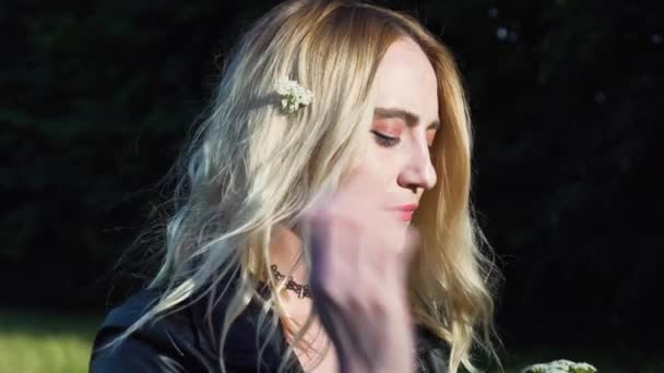 Hermosa chica caucásica poniendo flores en el cabello — Vídeos de Stock