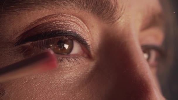 Женский глаз макияж макияж крупным планом Блеск Искры Glamour 11 — стоковое видео