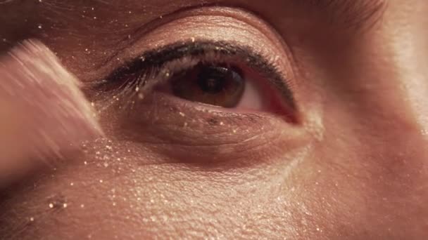 Trucco degli occhi delle donne primo piano glitter scintilla glamour 2 — Video Stock