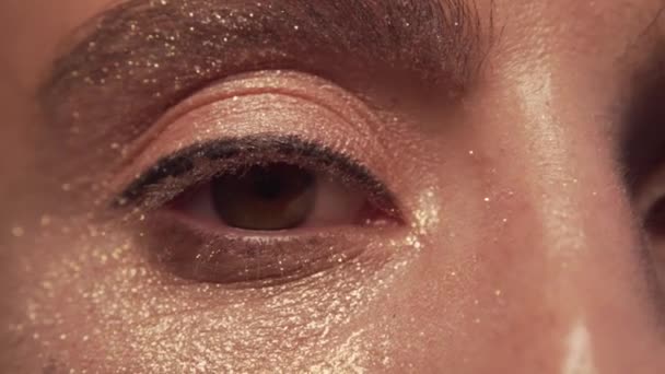 Trucco degli occhi delle donne primo piano glitter scintilla glamour 4 — Video Stock