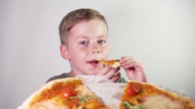 Beyaz Bir Arka Plan Üzerinde Zevk ile Pizza Yeme Sevimli Little Boy