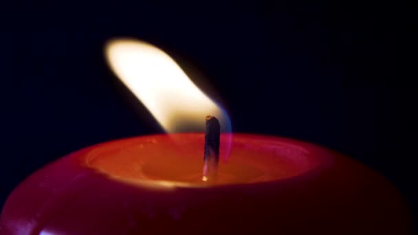 Löschen einer roten Kerze aus nächster Nähe — Stockvideo