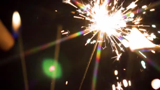 Iluminando Sparkler Fechar Férias Ano Novo — Vídeo de Stock