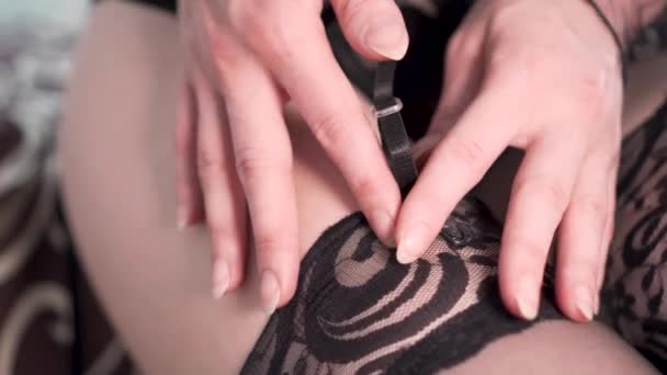 Lingerie чулки Сексуальные ноги женщины — стоковое видео