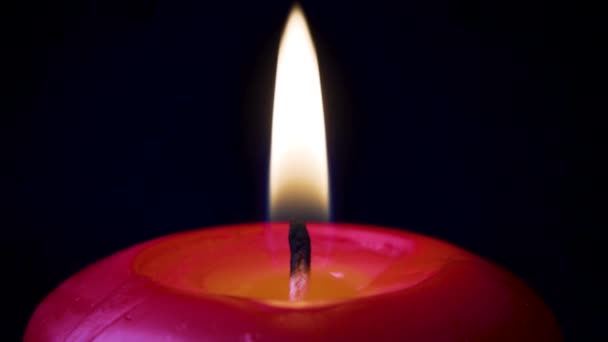 Освещение свечи спичкой крупным планом — стоковое видео