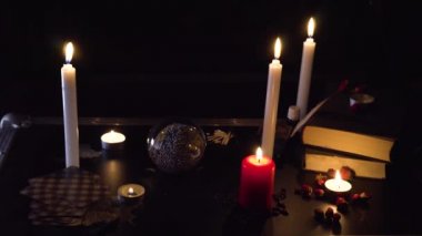 Tarot Kartı Seansı Kara Büyü Gelecek Kehaneti Mistik Kâhin Ayini Medyum Psikolojik Esrarengiz Cadılar Bayramı Paranormal 