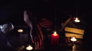 Tarot Kartı Seansı Kara Büyü Gelecek Kehaneti Mistik Kâhin Ayini Medyum Psikolojik Esrarengiz Cadılar Bayramı Paranormal 