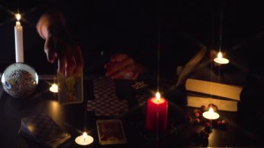 Tarot Kartı Seansı Kara Büyü Gelecek Kehaneti Mistik Kâhin Ayini Medyum Psikolojik Esrarengiz Cadılar Bayramı Paranormal 