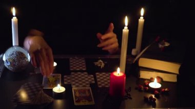 Tarot Kartı Seansı Kara Büyü Gelecek Kehaneti Mistik Kâhin Ayini Medyum Psikolojik Esrarengiz Cadılar Bayramı Paranormal 
