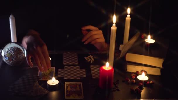 塔罗牌圣牌黑魔法未来预言神秘仪式甲骨文中精神异端万圣节怪胎 — 图库视频影像