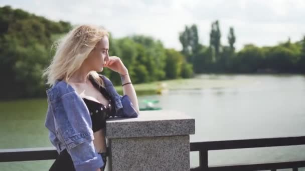 Όμορφη Καυκάσια Ξανθιά Κοπέλα Κοντά Στο Σιντριβάνι Riverside Μια Ηλιόλουστη — Αρχείο Βίντεο