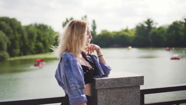 Menina Loira Branca Bonita Perto Riverside Fountain Dia Ensolarado — Vídeo de Stock