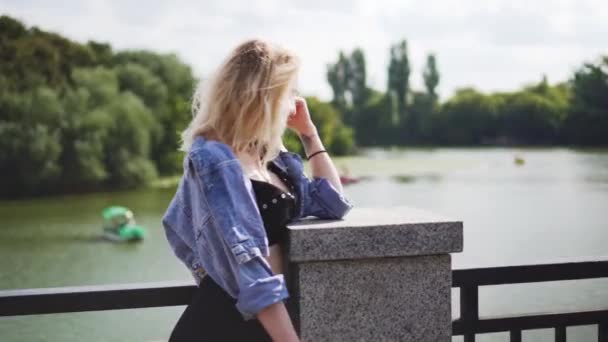 Menina loira branca bonita perto de Riverside Fountain — Vídeo de Stock