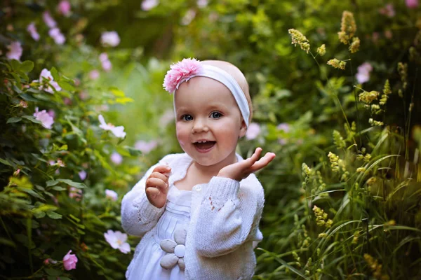 Menina Alegre Fica Perto Das Flores Rosa Selvagem — Fotografia de Stock