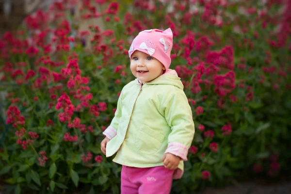 Menina Alegre Fica Perto Flores Rosa — Fotografia de Stock