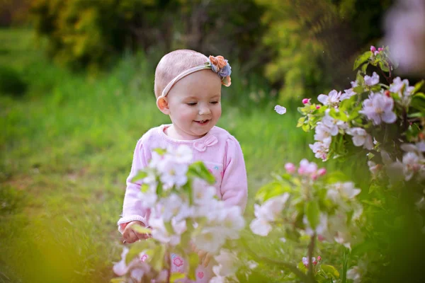 Vrolijke Kleine Meid Staat Buurt Van Een Bloeiende Appelboom — Stockfoto