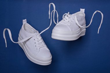 Havada uçan beyaz spor ayakkabılar..