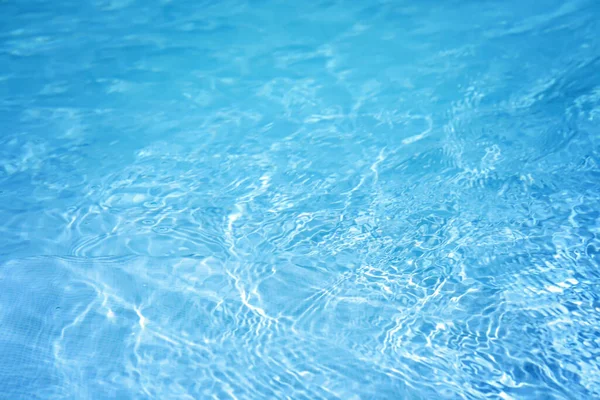 Η επιφάνεια του νερού στην μπλε πισίνα. — Φωτογραφία Αρχείου