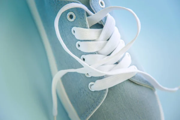 Голубые Кроссовки Белыми Шнурками Голубом Фоне Модная Модная Случайная Концепция — стоковое фото