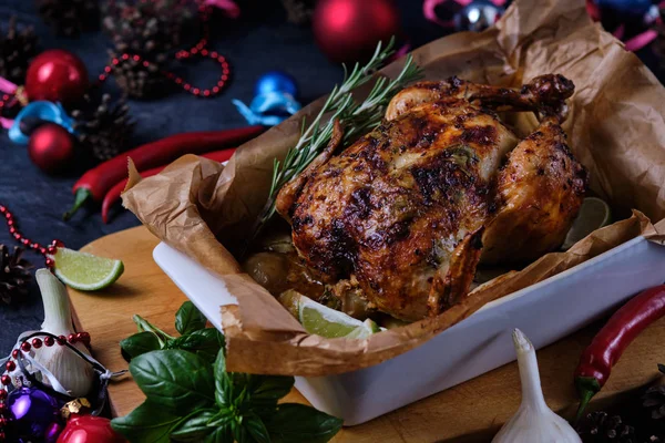 Tavuk baharat, limon ve otlar ile fırında pişirilir. Noel için yapılmış bir yemek.