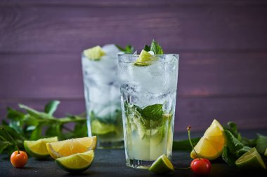 Mojito ferahlatıcı yaz kokteyli. Malzemeler: buz, soda, rom, şeker şurubu, limon, nane.