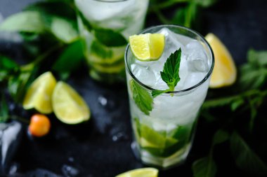 Mojito. Rom, limon, şeker şurubu, nane ve soda ile kokteyl. Ferahlatıcı bir yaz kokteyli.