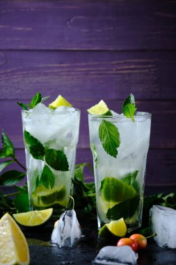 Mojito. Rom, limon, şeker şurubu, nane ve soda ile kokteyl. Ferahlatıcı bir yaz kokteyli.
