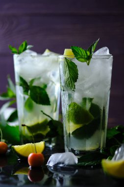 Mojito. Rom, limon, şeker şurubu, nane ve soda ile kokteyl. Ferahlatıcı bir yaz kokteyli.