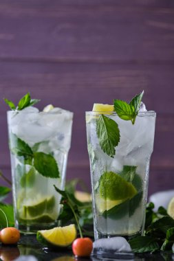 Mojito ferahlatıcı yaz kokteyli. Malzemeler: buz, soda, rom, şeker şurubu, limon, nane.