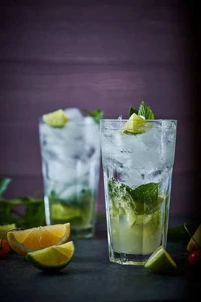 Mojito ferahlatıcı yaz kokteyli. Malzemeler: buz, soda, rom, şeker şurubu, limon, nane.