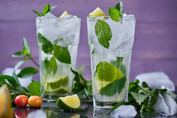 Mojito Refrescante Cóctel Verano Ingredientes Hielo Soda Ron Jarabe Azúcar — Foto de Stock