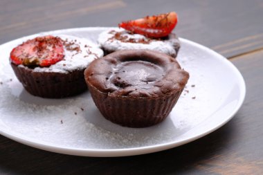 Tatlı çikolata Fondant. Çikolatalı fondan dondurma, çilek ve espresso bir kepçe ile hizmet vermiştir. Mükemmel tatlı