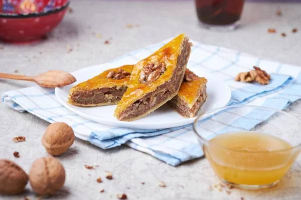 Geleneksel Arap tatlısı. Ceviz, kakule ve balıklı baklava. Ev yapımı Türk hamur işleri.