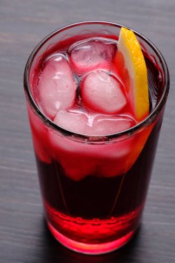 Limon, bal ve buz ile Hibiscus çayı. Koyu ahşap arka planda çay