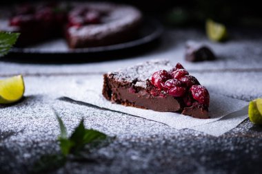 Ahşap bir masada kiraz ile çikolata Clafouti. Fransız lezzetli tatlı.