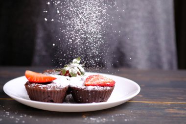 Tatlı çikolata Fondant. Çikolatalı fondan dondurma, çilek ve espresso bir kepçe ile hizmet vermiştir. Mükemmel tatlı