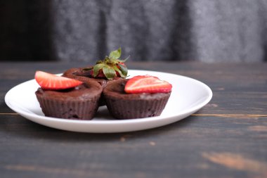 Tatlı çikolata Fondant. Çikolatalı fondan dondurma, çilek ve espresso bir kepçe ile hizmet vermiştir. Mükemmel tatlı