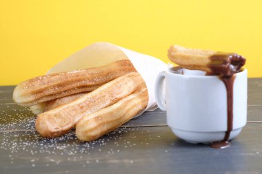 Bir grup Ispanyol churros ve çikolata. Şeker, tarçın ve çikolata ile İspanyol tatlı churros
