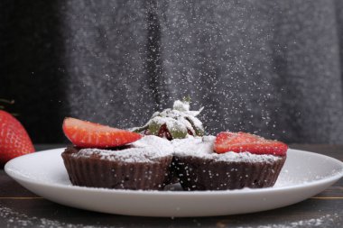 Tatlı çikolata Fondant. Çikolatalı fondan dondurma, çilek ve espresso bir kepçe ile hizmet vermiştir. Mükemmel tatlı