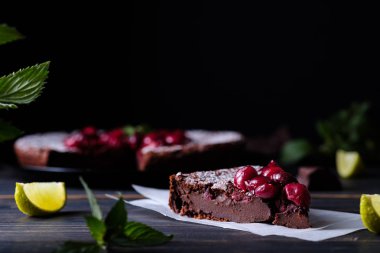 Ahşap bir masada kiraz ile çikolata Clafouti. Fransız lezzetli tatlı.