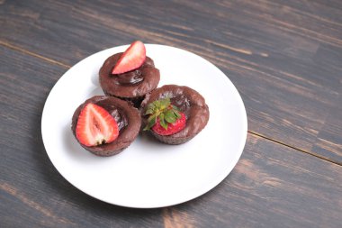 Tatlı çikolata Fondant. Çikolatalı fondan dondurma, çilek ve espresso bir kepçe ile hizmet vermiştir. Mükemmel tatlı