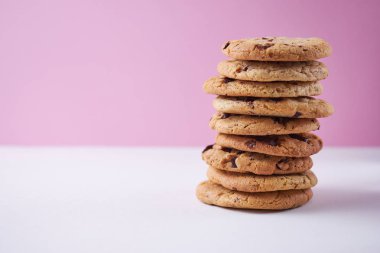 Amerikan çikolata kurabiyeleri. Bir kule şeklinde çerez yığını. Metin için Yerleştir.