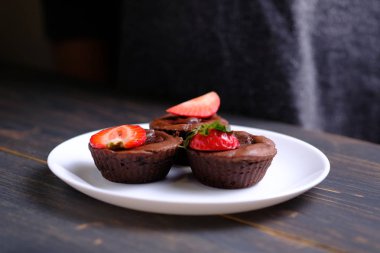 Tatlı çikolata Fondant. Çikolatalı fondan dondurma, çilek ve espresso bir kepçe ile hizmet vermiştir. Mükemmel tatlı