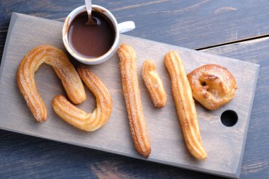 Bir grup Ispanyol churros ve çikolata. Şeker, tarçın ve çikolata ile İspanyol tatlı churros