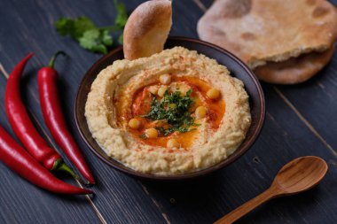 Bir kil plaka sıcak biber ile klasik humus. Ulusal, vejetaryen yemek