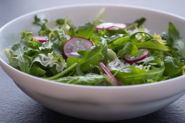 Kahvaltı: turp ile roka salatası. Vejetaryen yemekleri.