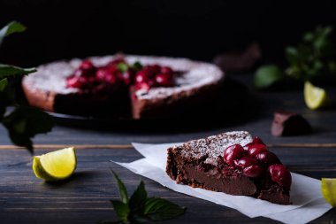 Ahşap bir masada kiraz ile çikolata Clafouti. Fransız lezzetli tatlı.